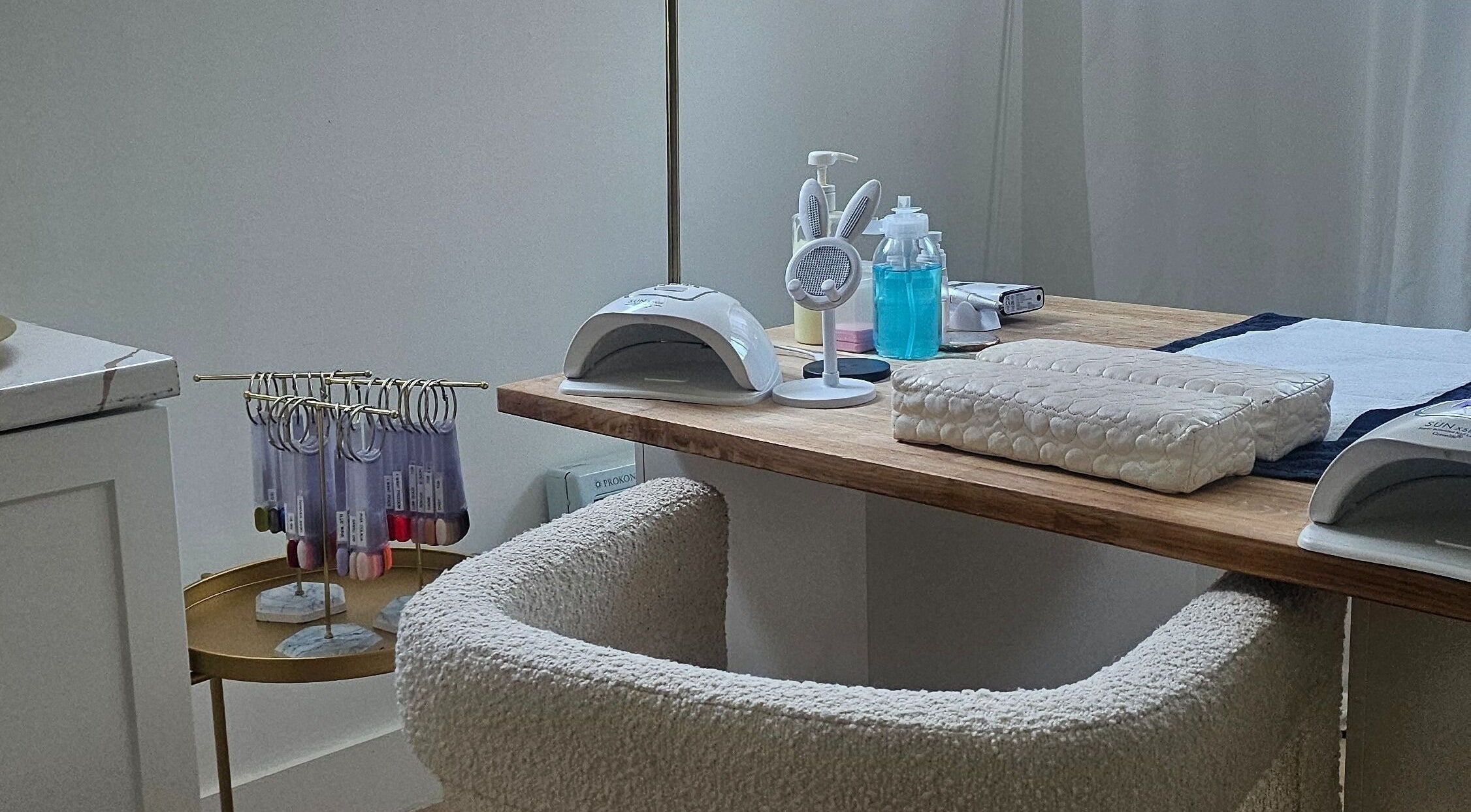 Espace de soin d'ongles à Loue Kandi, Saint-jean-sur-richelieu, Québec, CA avec outils modernes et confortable siège.