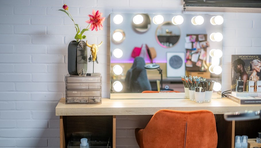 Make-up station bij Schoonheidssalon DIVINE Beauty in Helden, Limburg, NL, met spiegel en beautyproducten.