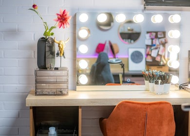 Make-up station bij Schoonheidssalon DIVINE Beauty in Helden, Limburg, NL, met spiegel en beautyproducten.
