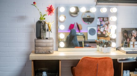 Make-up station bij Schoonheidssalon DIVINE Beauty in Helden, Limburg, NL, met spiegel en beautyproducten.