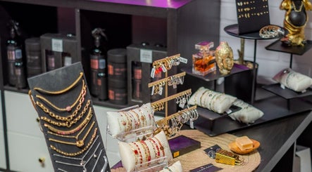 Elegante sieraden bij Schoonheidssalon DIVINE Beauty, Helden, Limburg, NL, met armbanden en oorbellen.