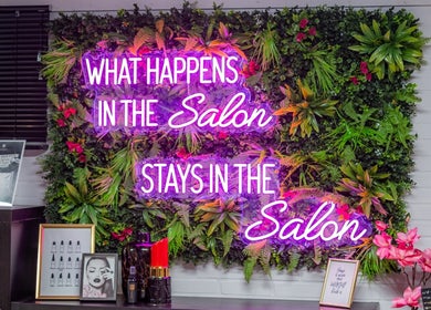 Neon sign met planten bij Schoonheidssalon DIVINE Beauty, Helden, Limburg, NL. Stijlvolle salondecoratie.