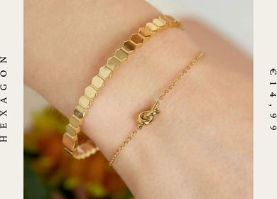 Elegant gouden armbanden bij Schoonheidssalon DIVINE Beauty, Helden, Limburg, NL.