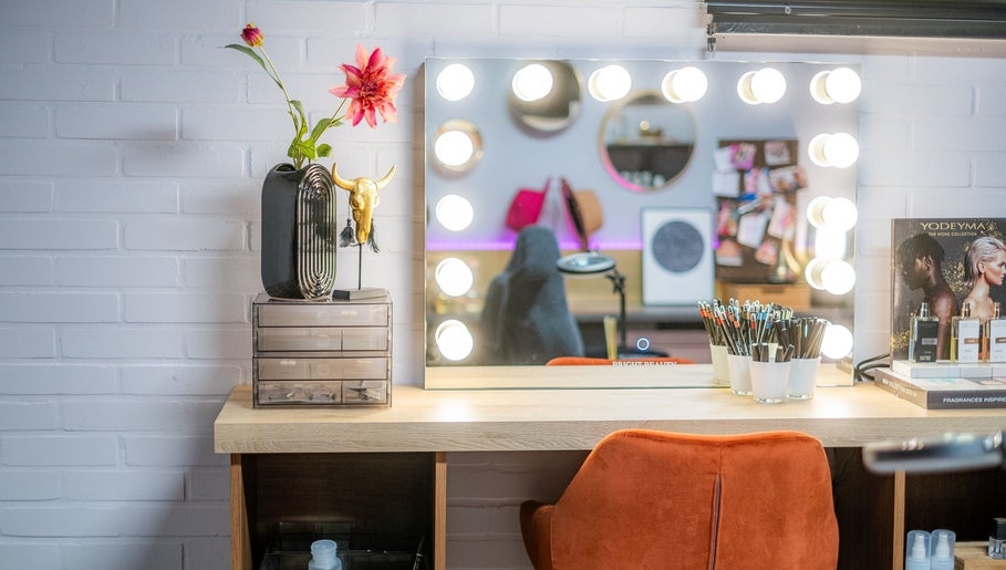 Stijlvolle make-up tafel bij Schoonheidssalon DIVINE Beauty in Helden, Limburg, NL met verlichte spiegel.