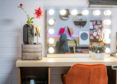 Stijlvolle make-up tafel bij Schoonheidssalon DIVINE Beauty in Helden, Limburg, NL met verlichte spiegel.