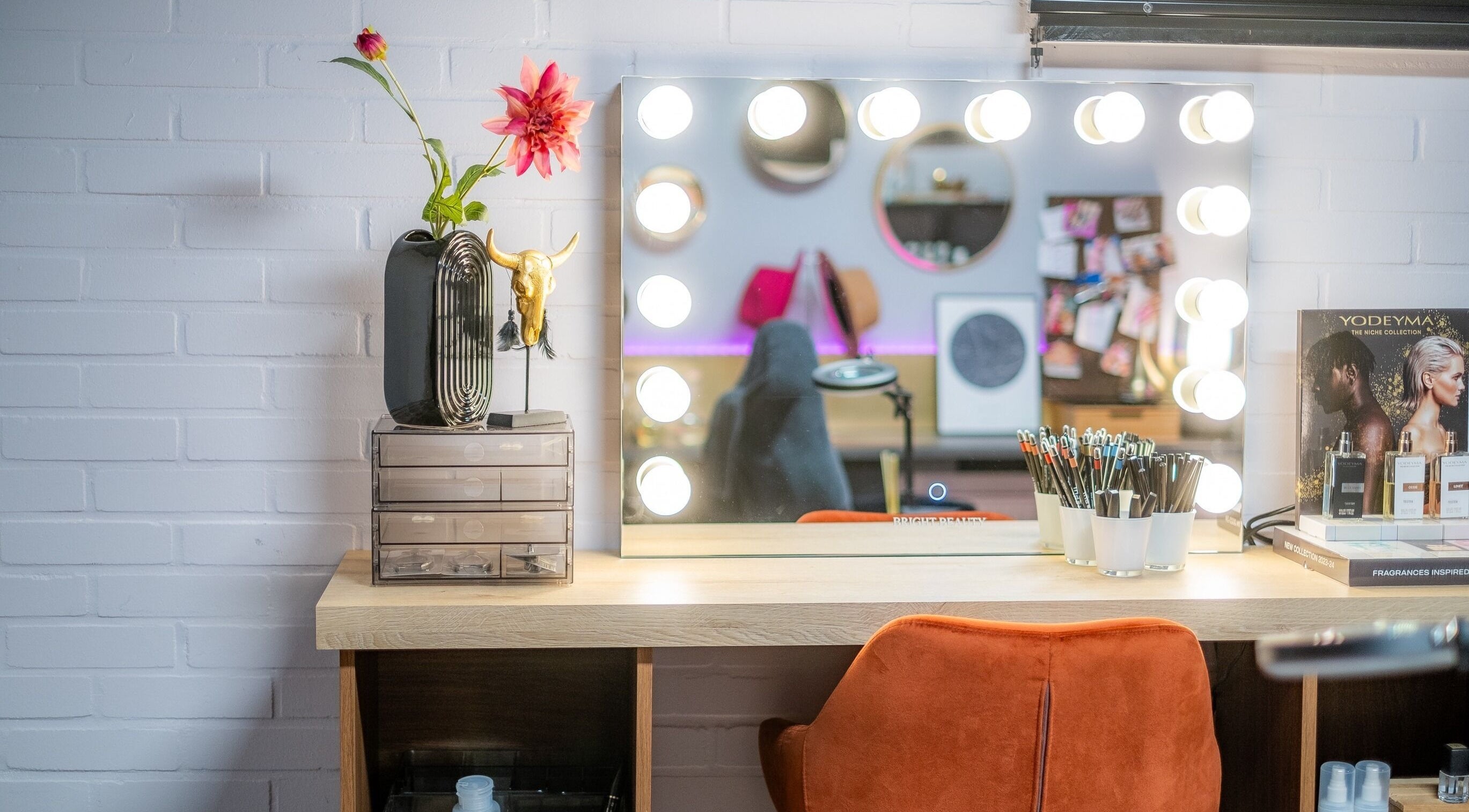 Stijlvolle make-up tafel bij Schoonheidssalon DIVINE Beauty in Helden, Limburg, NL met verlichte spiegel.