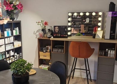 Knus make-upstation in Schoonheidssalon DIVINE Beauty, Helden, Limburg, NL met verzorgingsproducten en spiegelverlichting.
