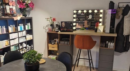 Knus make-upstation in Schoonheidssalon DIVINE Beauty, Helden, Limburg, NL met verzorgingsproducten en spiegelverlichting.