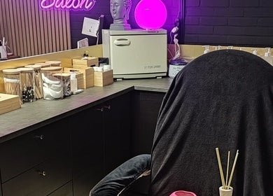 Gezellige salonhoek bij Schoonheidssalon DIVINE Beauty in Helden, Limburg, NL.