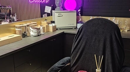 Gezellige salonhoek bij Schoonheidssalon DIVINE Beauty in Helden, Limburg, NL.