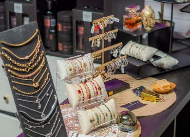 Elegante sieraden bij Schoonheidssalon DIVINE Beauty in Helden, Limburg, NL, naast luxe verzorgingsproducten.