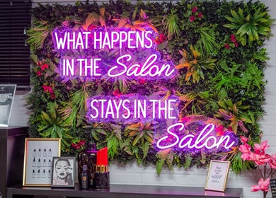Levendige neon quote bij Schoonheidssalon DIVINE Beauty, Helden, Limburg, NL