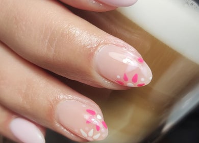 Detail van elegante nail art bij Schoonheidssalon DIVINE Beauty, Helden, Limburg, NL.