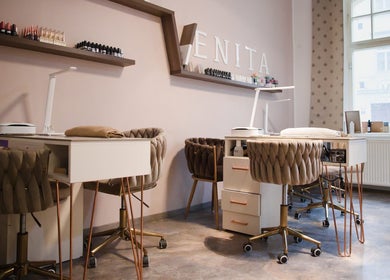 Moderní interiér Venita Salon v Hlavní Město Praha, CZ, s elegantními stoly a židlemi.