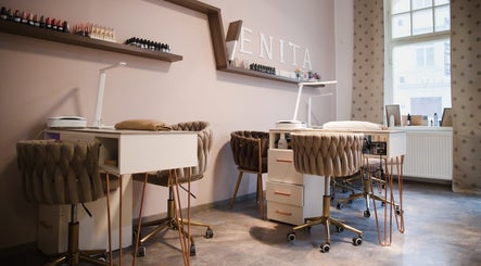 Moderní interiér Venita Salon v Hlavní Město Praha, CZ, s elegantními stoly a židlemi.