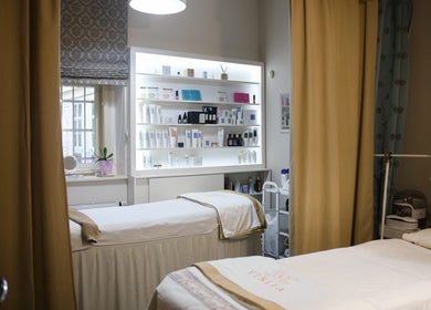 Relaxace v pokoji Venita Salon, Hlavní Město Praha, CZ s postelemi a kosmetikou.