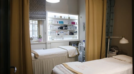 Relaxace v pokoji Venita Salon, Hlavní Město Praha, CZ s postelemi a kosmetikou.
