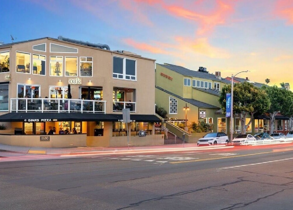 Street view of IN STYLE Men’s Salon Laguna Beach & Lake Forest at sunset, Laguna Beach, California, US.
