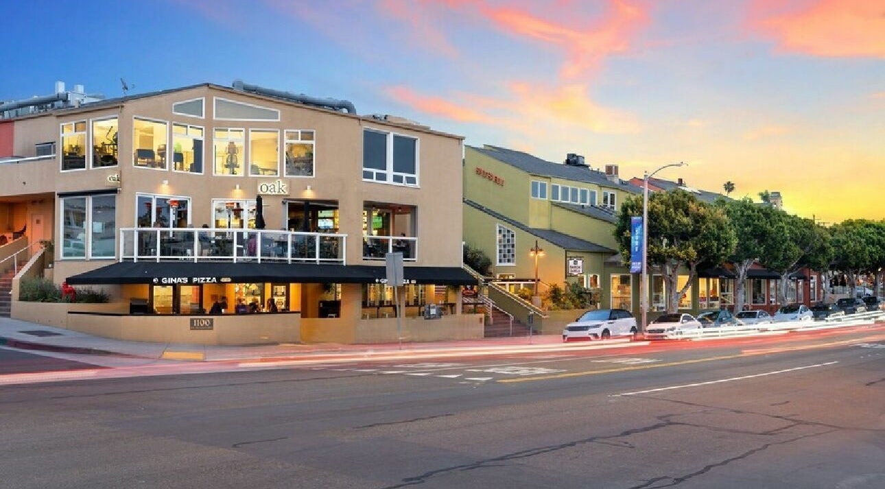Street view of IN STYLE Men’s Salon Laguna Beach & Lake Forest at sunset, Laguna Beach, California, US.