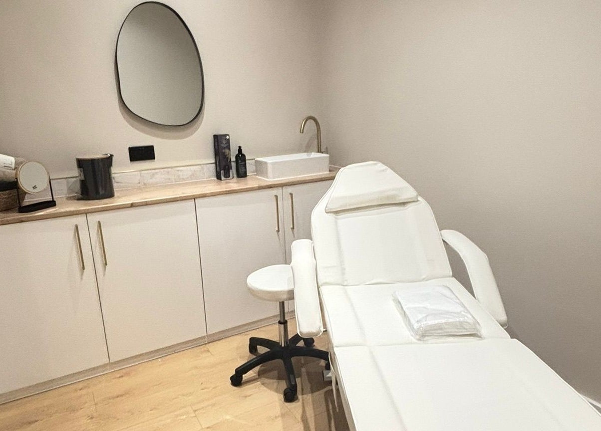 Relaxing therapy room at Oh so Tilly by That Nail Girl, UK, England, GB showcasing a white treatment chair.