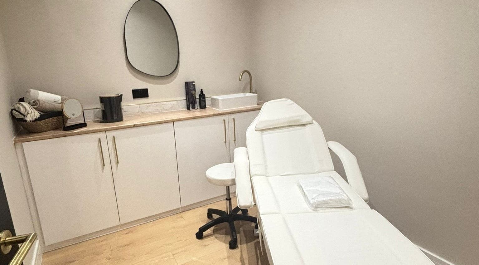 Relaxing therapy room at Oh so Tilly by That Nail Girl, UK, England, GB showcasing a white treatment chair.