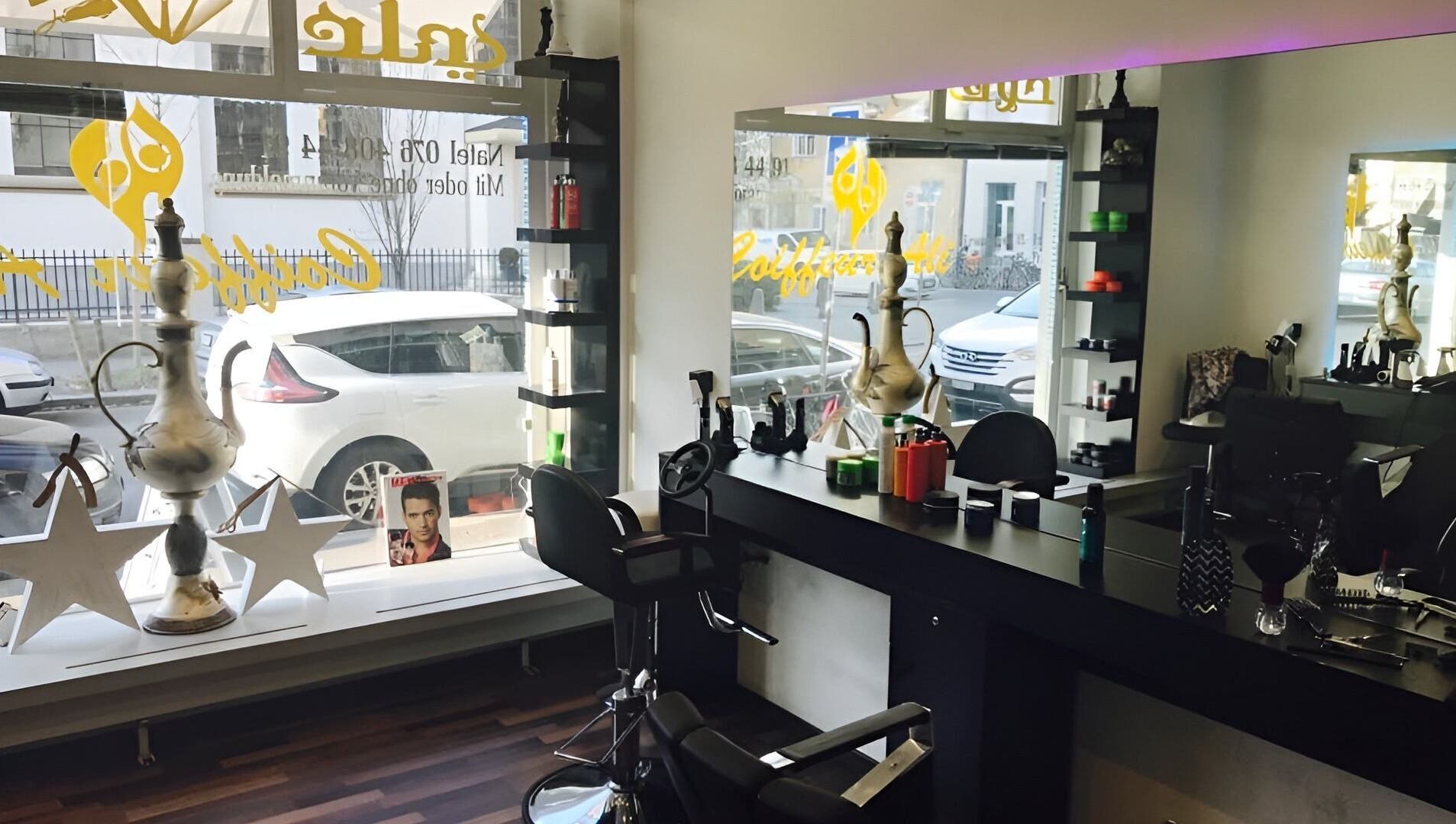 Elegantes Interieur von Coiffeur Ali in Zürich, Zürich, CH mit stilvoller Einrichtung und Friseurstühlen.