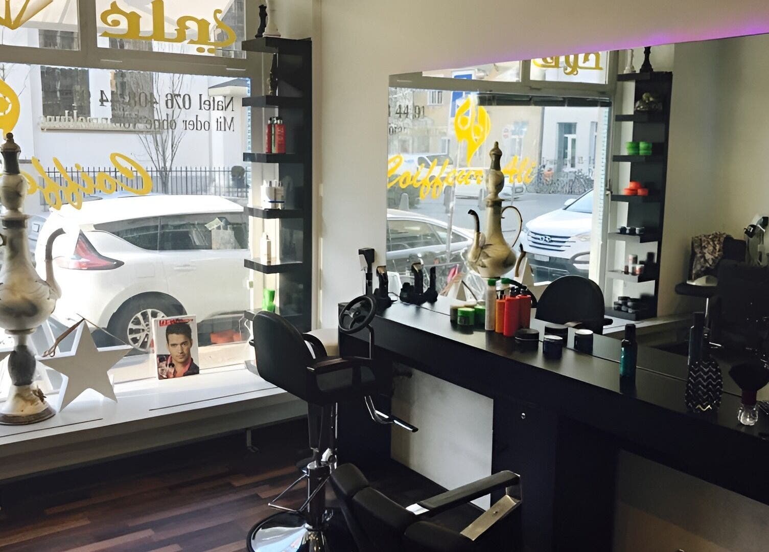 Elegantes Interieur von Coiffeur Ali in Zürich, Zürich, CH mit stilvoller Einrichtung und Friseurstühlen.