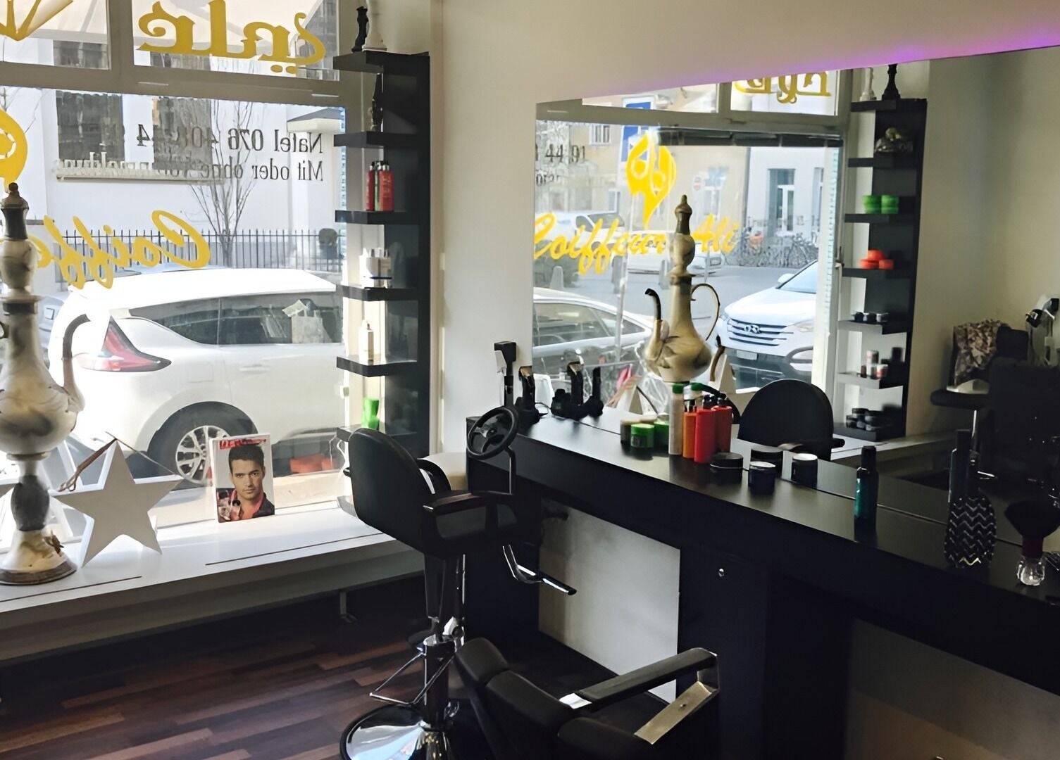 Elegantes Interieur von Coiffeur Ali in Zürich, Zürich, CH mit stilvoller Einrichtung und Friseurstühlen.