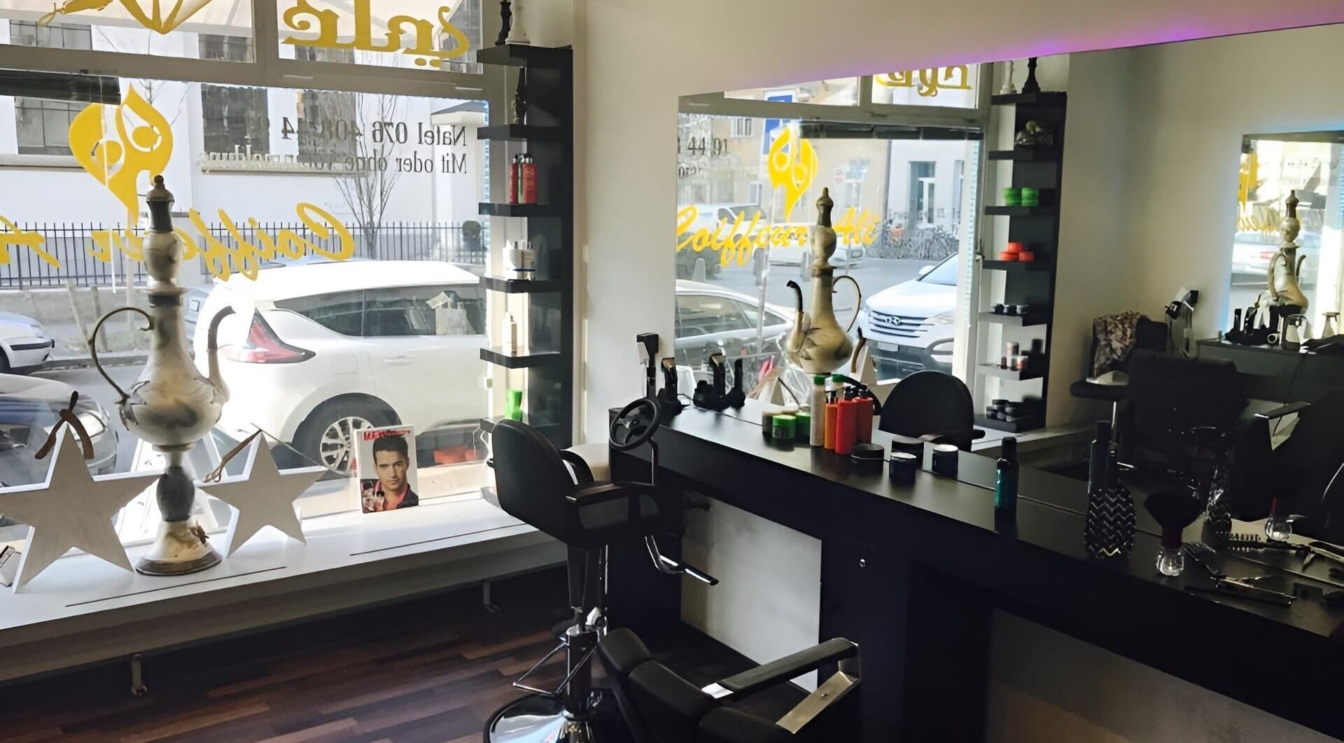 Elegantes Interieur von Coiffeur Ali in Zürich, Zürich, CH mit stilvoller Einrichtung und Friseurstühlen.