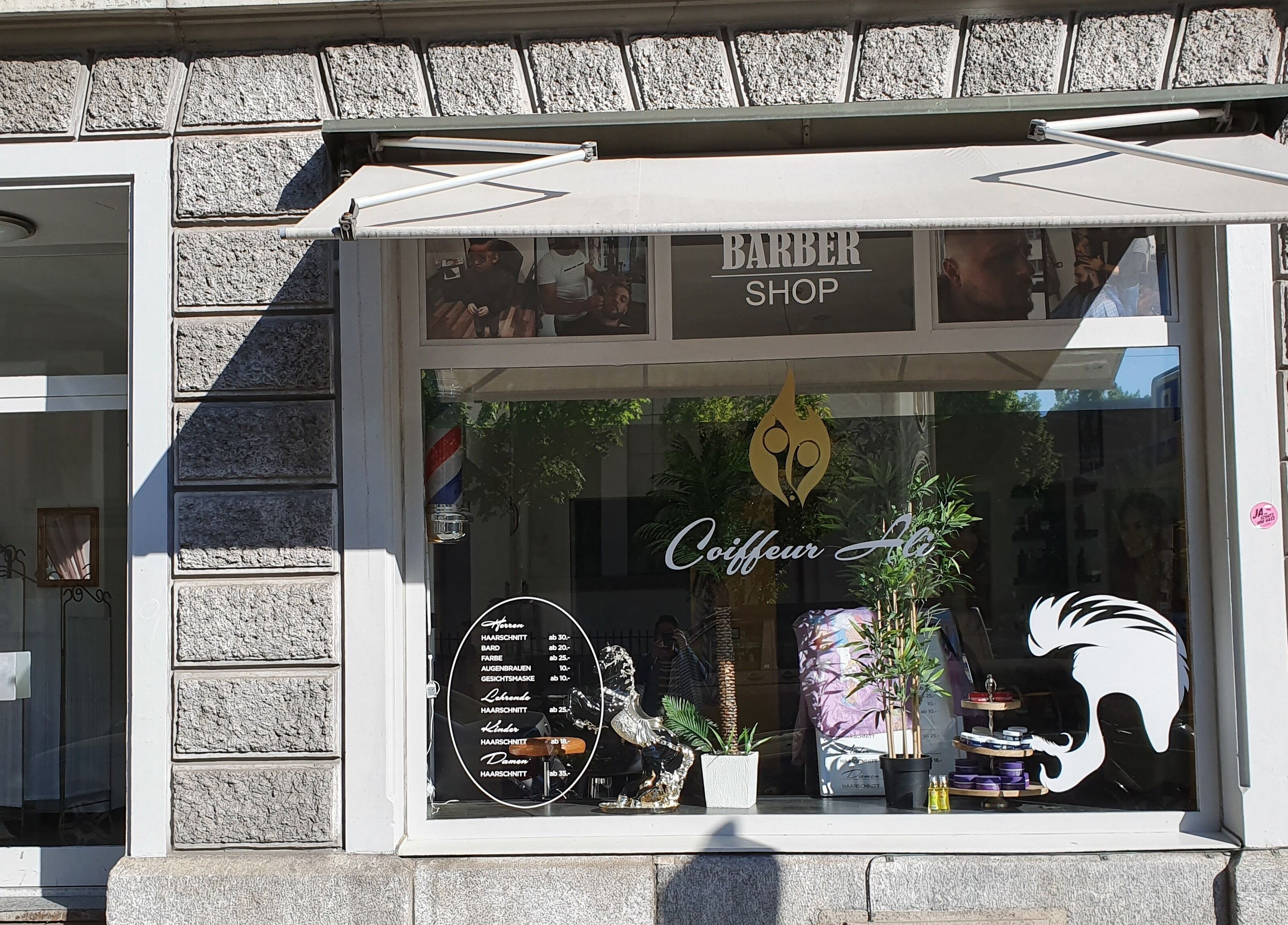 Coiffeur Ali Eingang mit Schaufenster und Pflanzen Zürich, Zürich, CH.