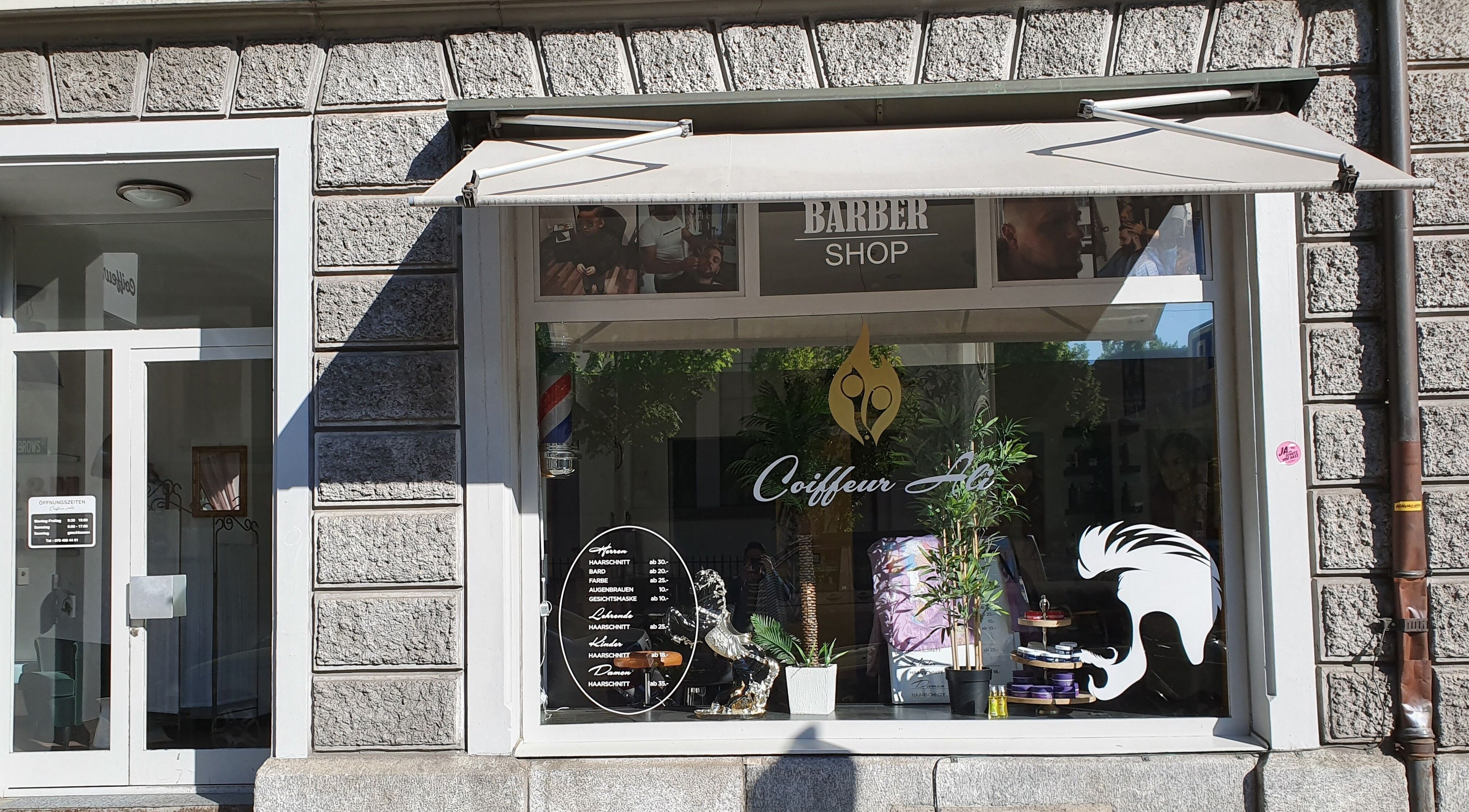 Coiffeur Ali Eingang mit Schaufenster und Pflanzen Zürich, Zürich, CH.