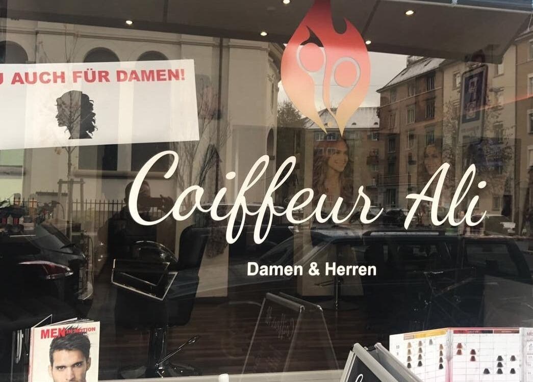 Eingang von Coiffeur Ali in Zürich, Zürich, CH mit stilvoller Beschilderung und Pflegeprodukten.