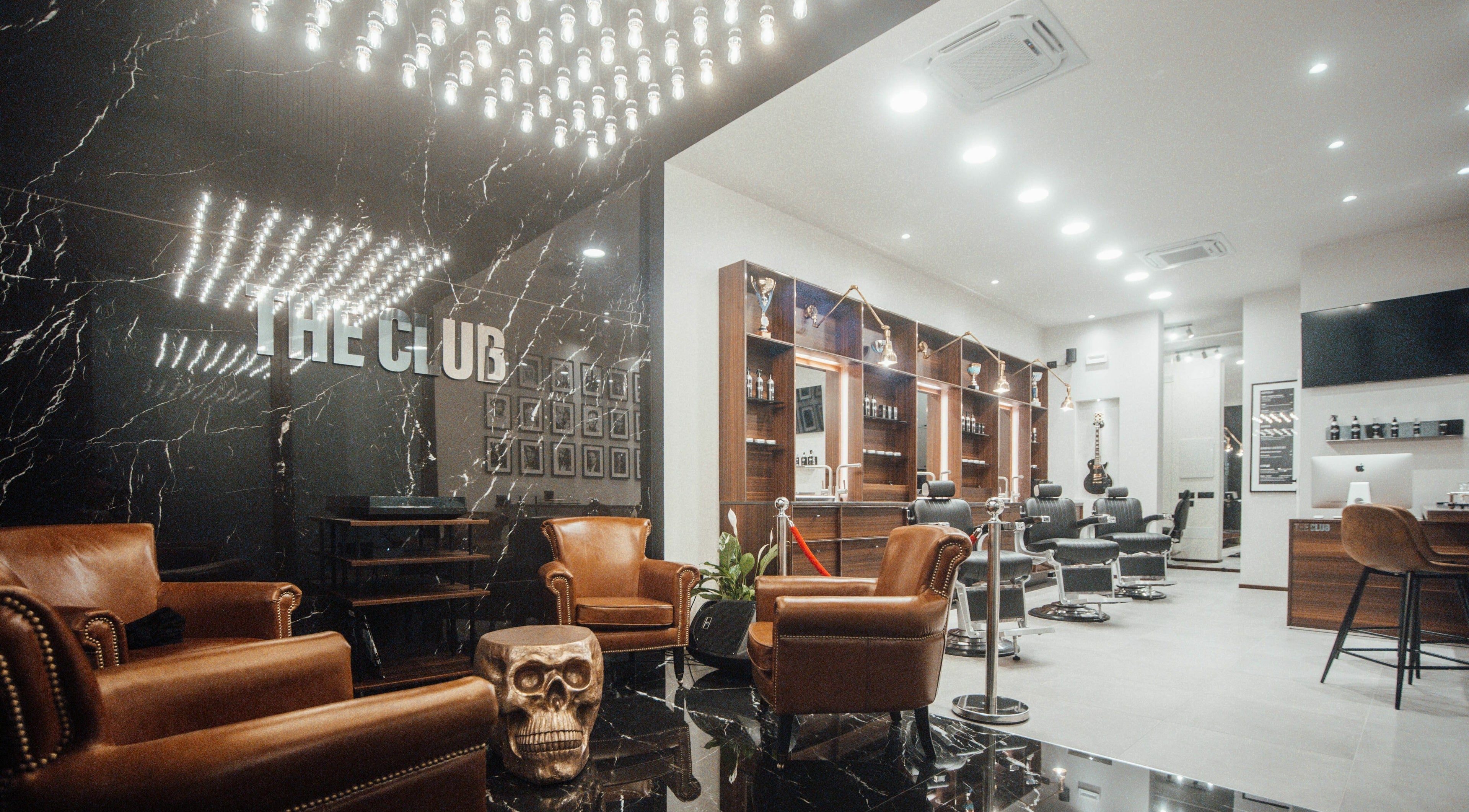 Interno chic di The Club Barbershop - Cavarzere, sedie in pelle e arredamento moderno a Cavarzere, Veneto, IT.