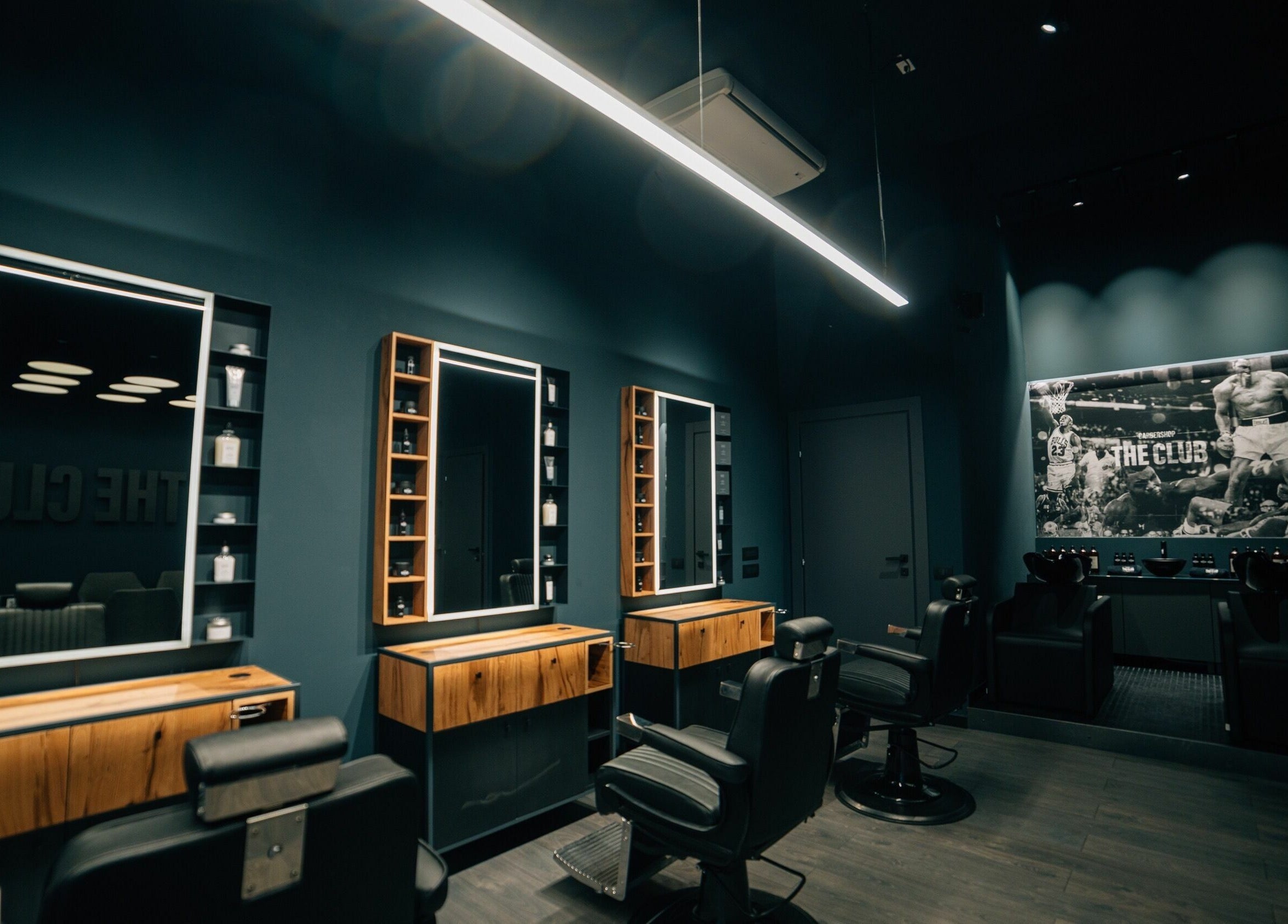 Interno moderno di The Club Barbershop - Adria, con arredi eleganti in legno, Adria, Veneto, IT.