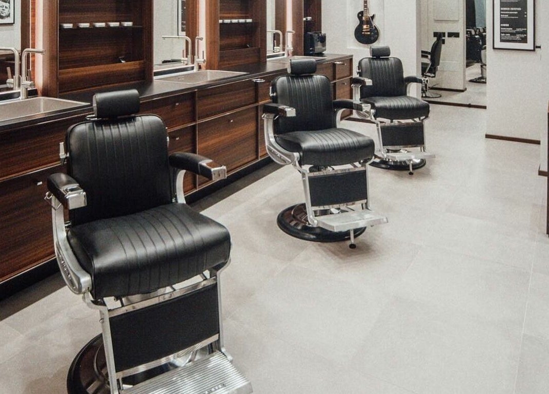 Interno moderno di The Club Barbershop - Adria, Veneto, IT con poltrone eleganti.