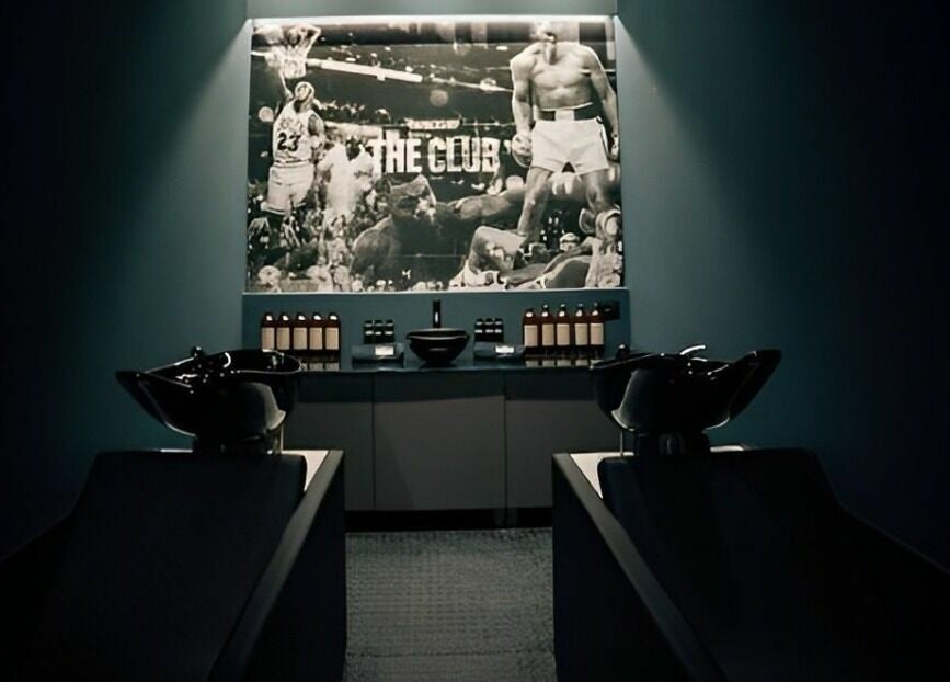 Interno elegante di The Club Barbershop - Adria con lavabi moderni a Adria, Veneto, IT.