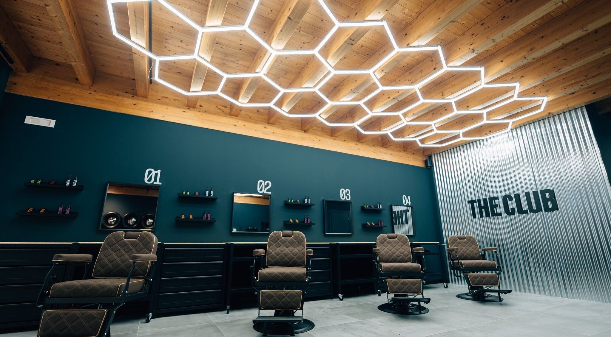 Interno di The Club Barbershop - Piove di Sacco, Arzerello, Veneto, IT con sedie vintage e soffitto moderno.