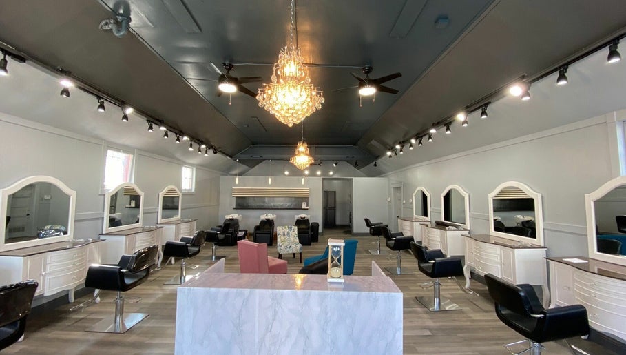 Empire Salon by Michelle billede 1