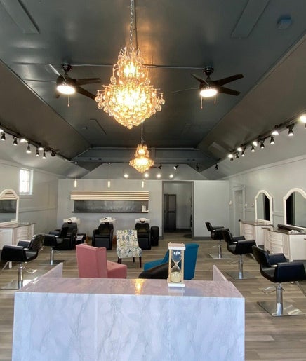 Empire Salon by Michelle billede 2