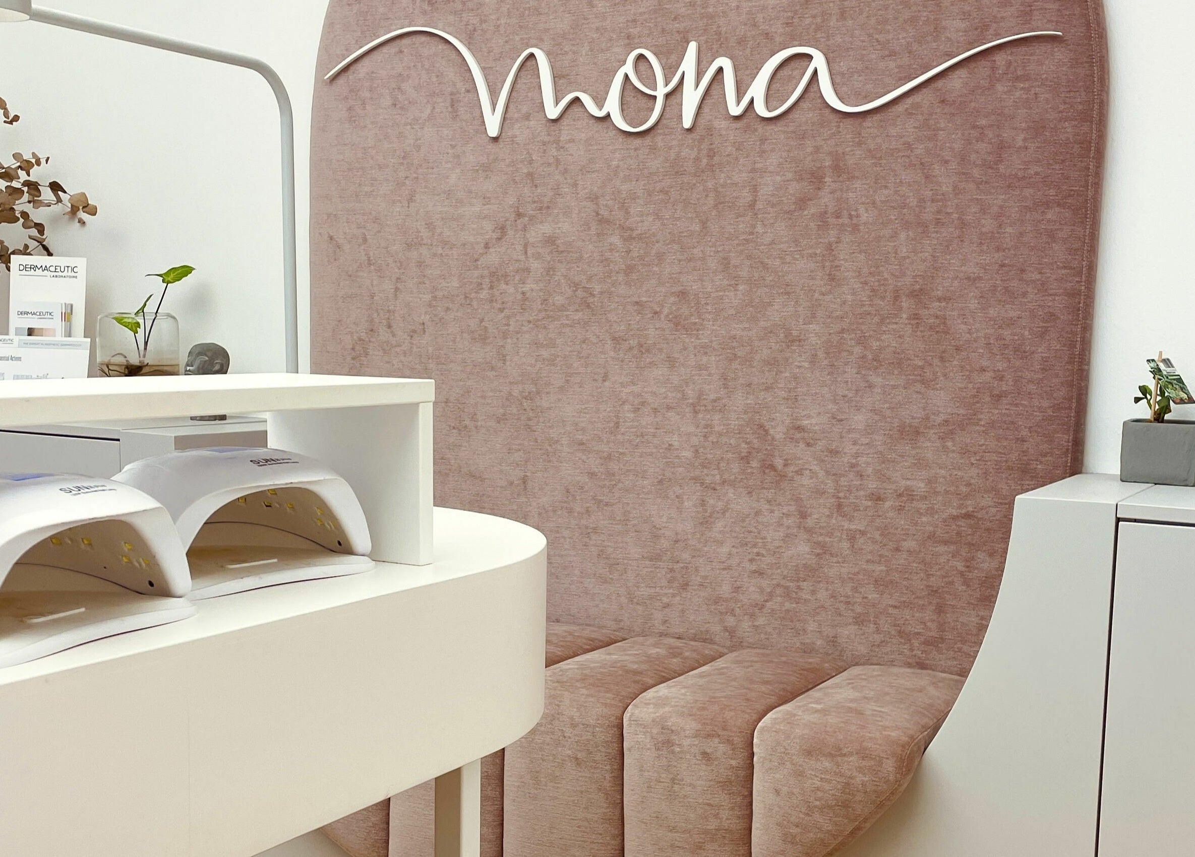 Notranjost Monin Lepotni Kotiček v Ljubljani, Ljubljana, SI, s sodobno opremo in eleganco.