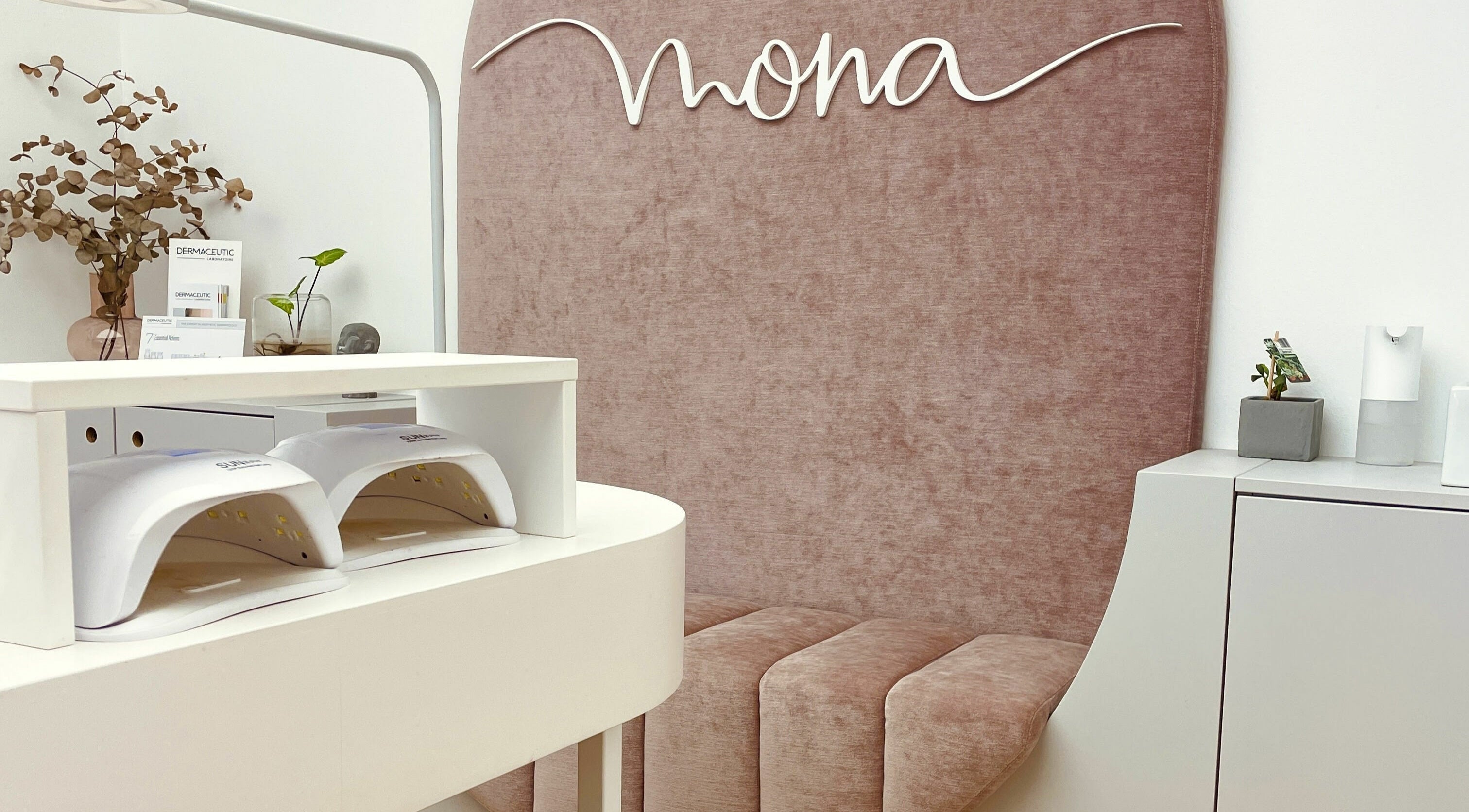 Notranjost Monin Lepotni Kotiček v Ljubljani, Ljubljana, SI, s sodobno opremo in eleganco.