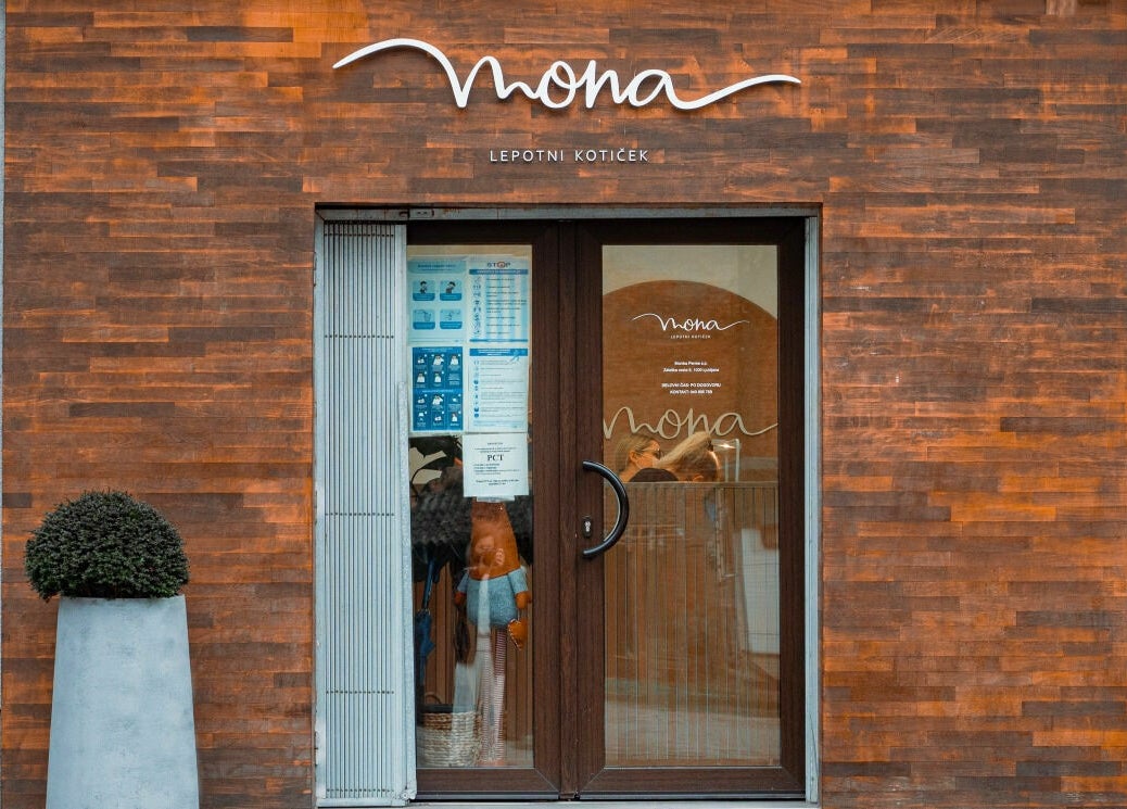 Vhod v Monin Lepotni Kotiček v Ljubljani, Ljubljana, SI z elegantno stekleno fasado.