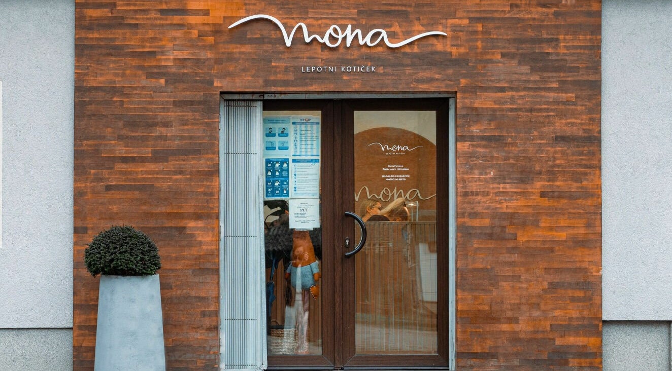 Vhod v Monin Lepotni Kotiček v Ljubljani, Ljubljana, SI z elegantno stekleno fasado.