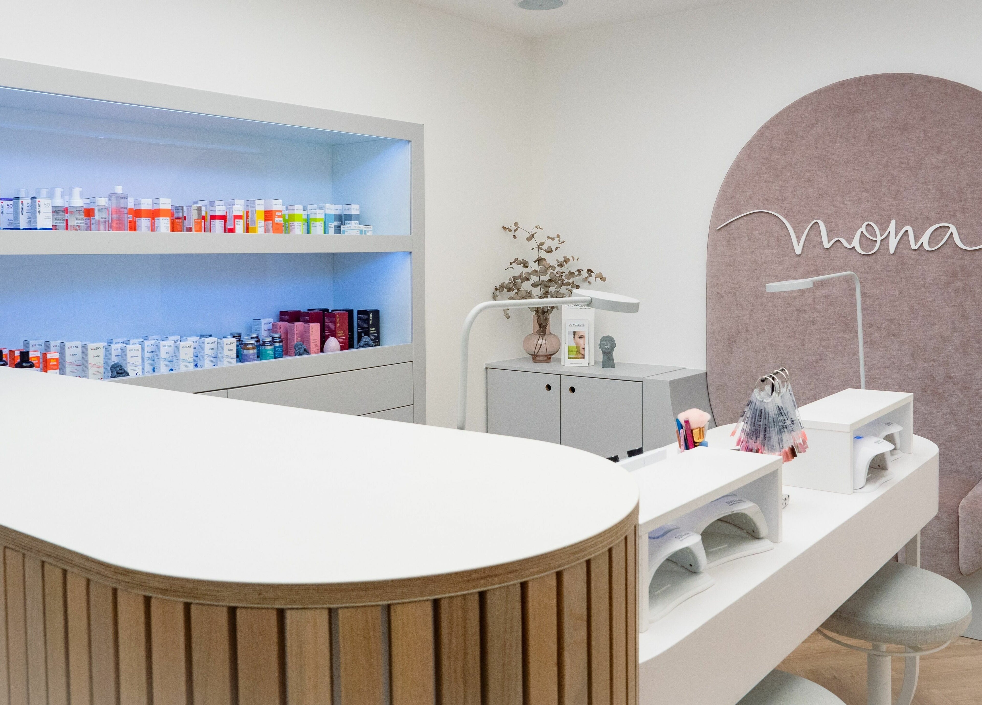 Sodoben salon Monin Lepotni Kotiček v Ljubljani, Ljubljana, SI, obdan z lepotnimi izdelki.