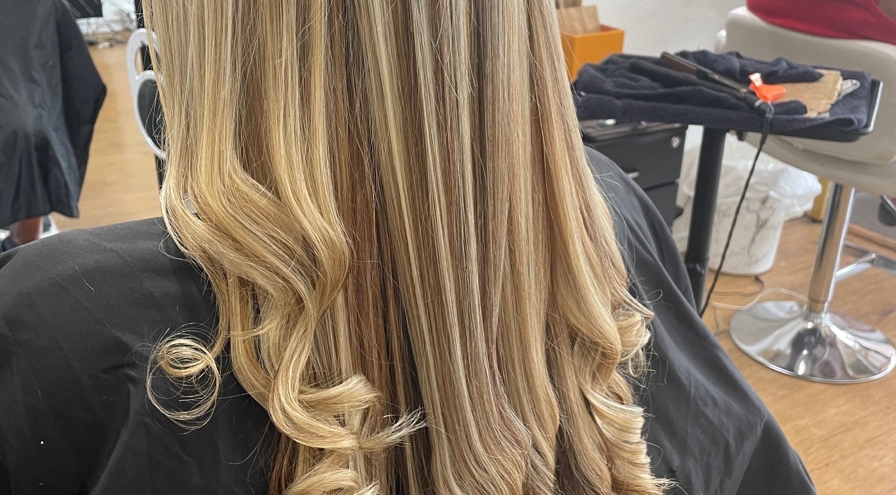 Radiant blonde curls styled at Hairwithmichele, located in Haleiwa, Hawaii, US.