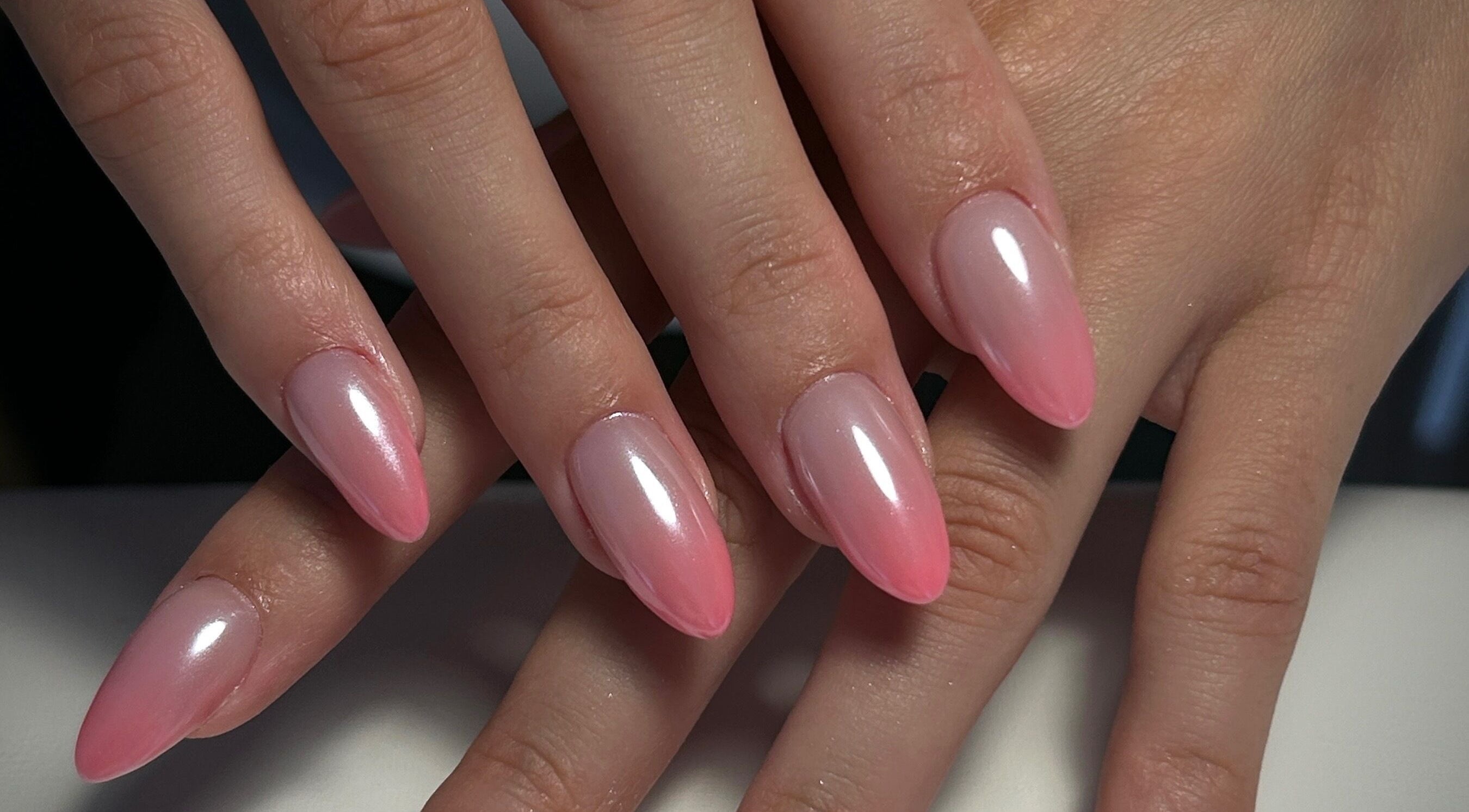 Ongles élégants en rose à Pauline Lacaze Beauté - Vandœuvre-lès-Nancy, Grand-Est, FR.