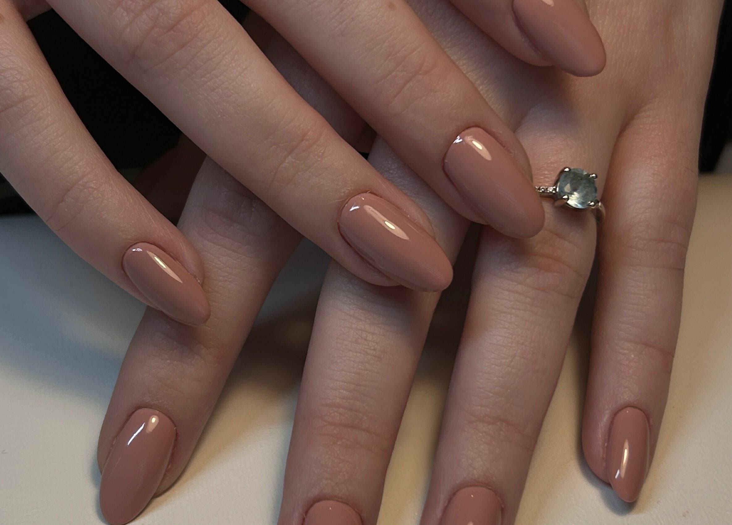 Manucure élégante chez Pauline Lacaze Beauté - Vandœuvre-lès-Nancy, Grand-Est, FR.