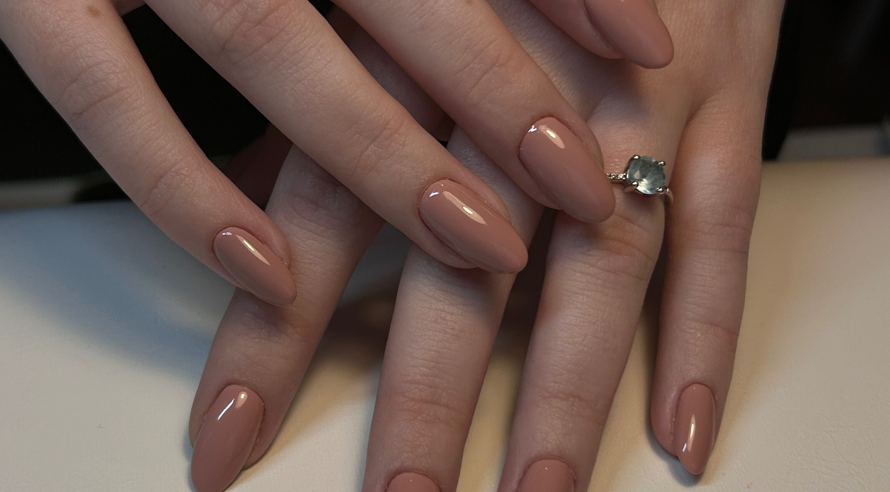 Manucure élégante chez Pauline Lacaze Beauté - Vandœuvre-lès-Nancy, Grand-Est, FR.