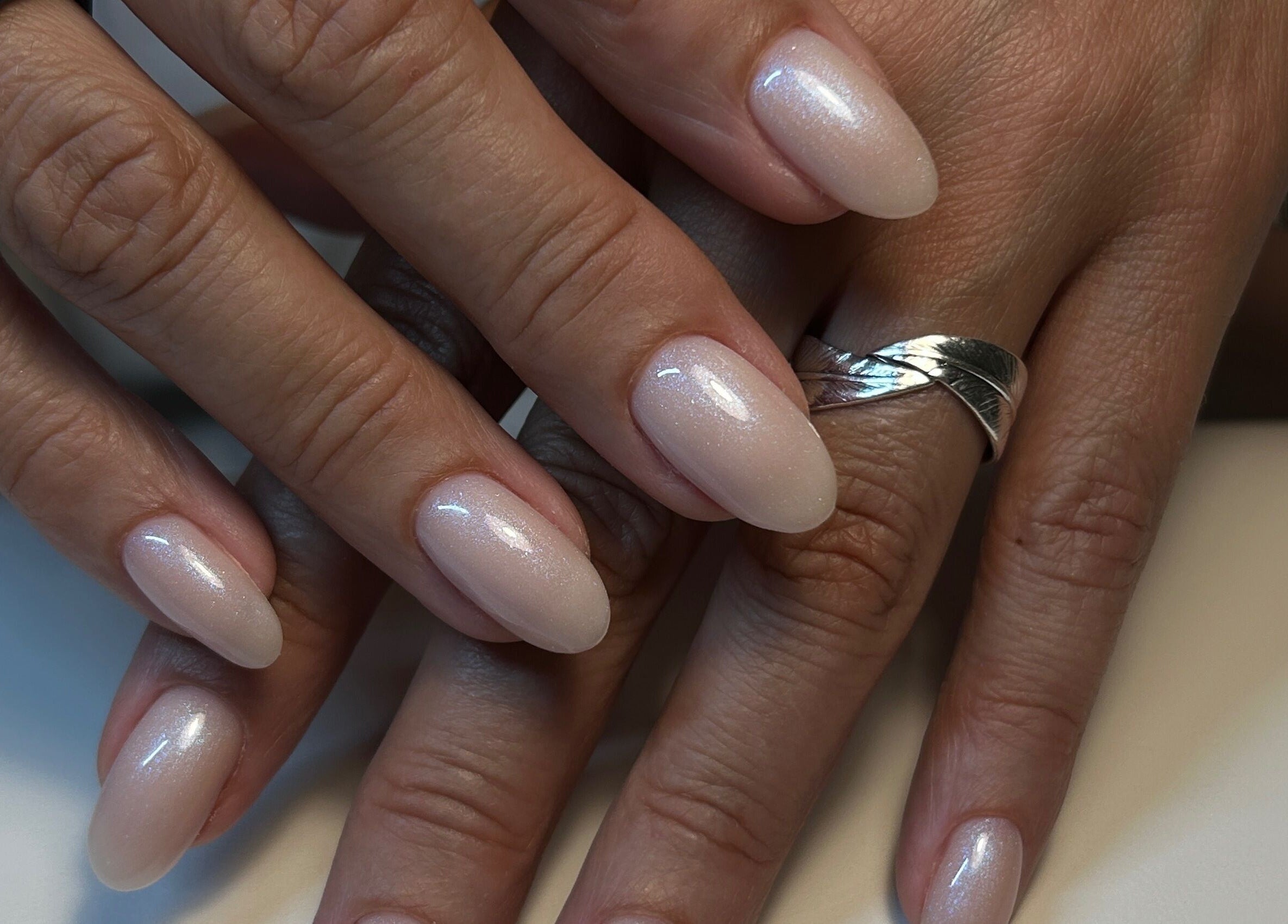 Ongles manucurés élégants à Pauline Lacaze Beauté - Vandœuvre-lès-Nancy, Grand-Est, FR.