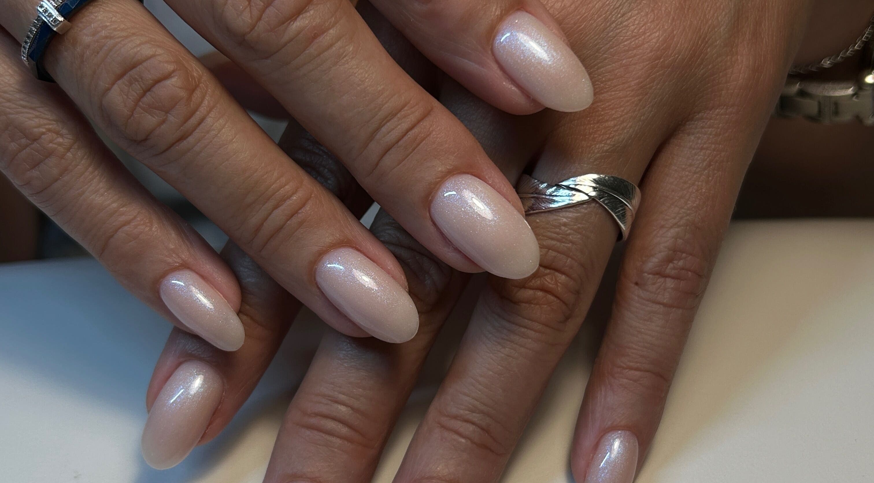 Ongles manucurés élégants à Pauline Lacaze Beauté - Vandœuvre-lès-Nancy, Grand-Est, FR.